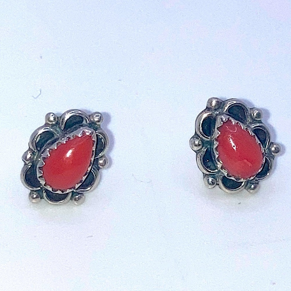 Vtg Navajo Sterling Coral Teardrop / Pear Shape Stone Stud Earrings .5”